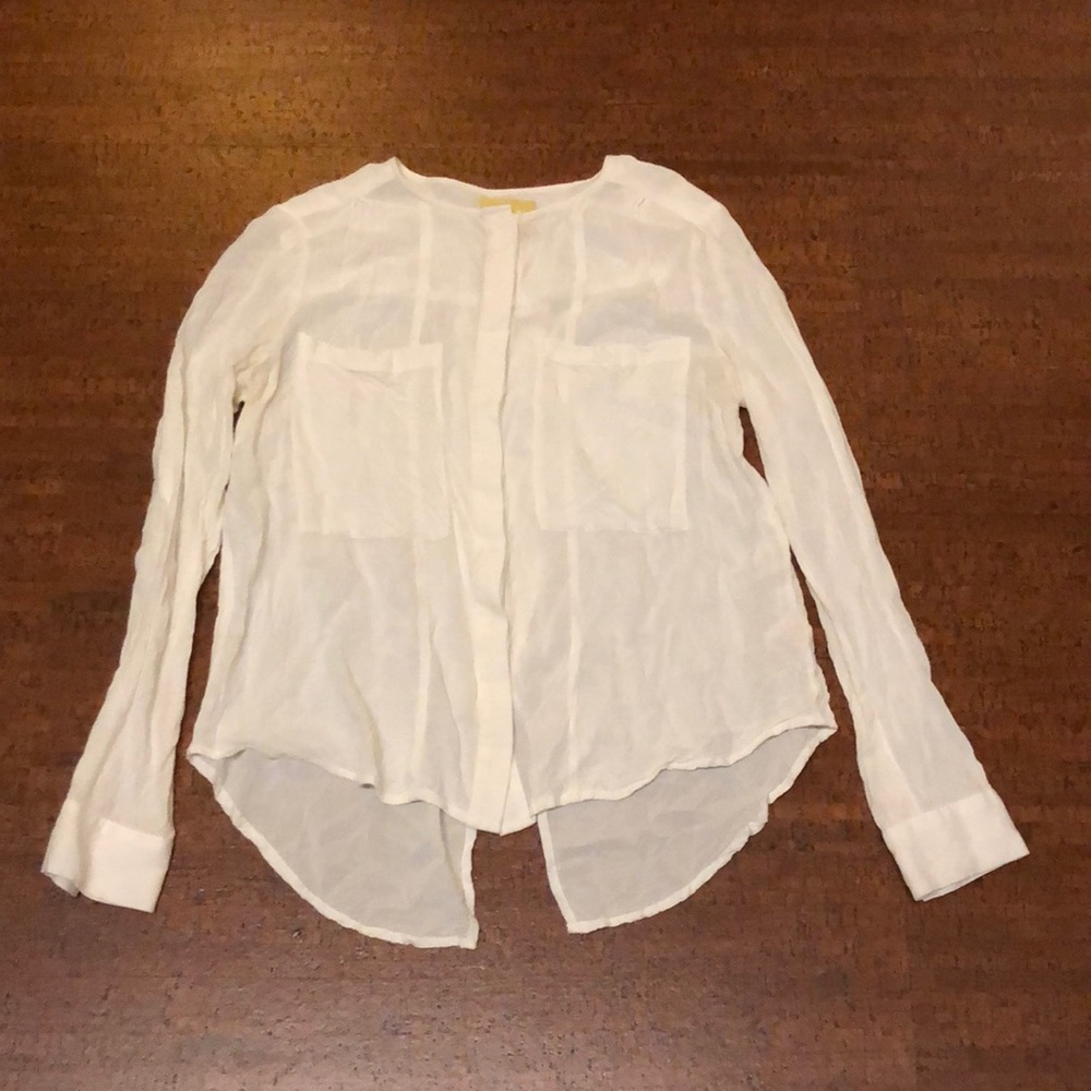 Lovely Anthropologie white blouse with hidden buttons and pockets